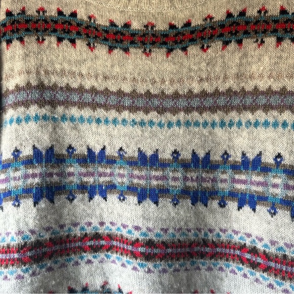 AE 🦅 Women's Light Grey Striped Sweater - Picture 2 of 6